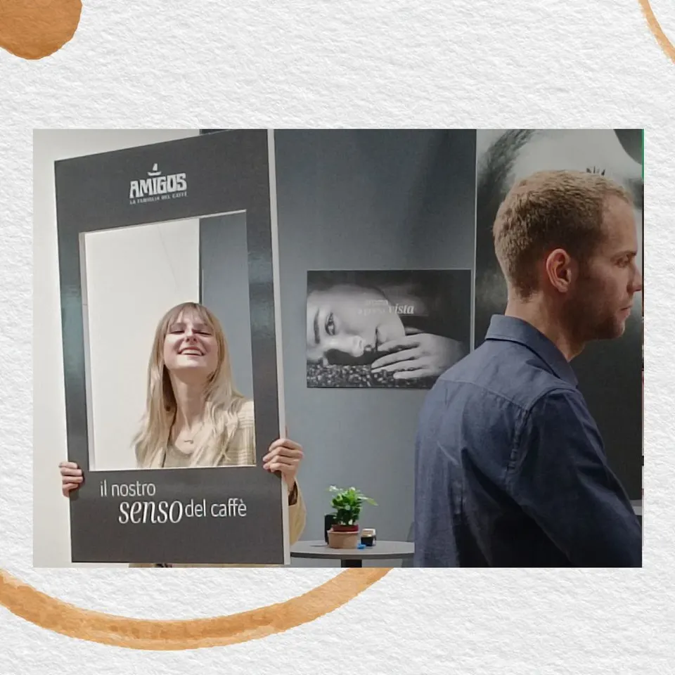 A visitor with a photo frame
