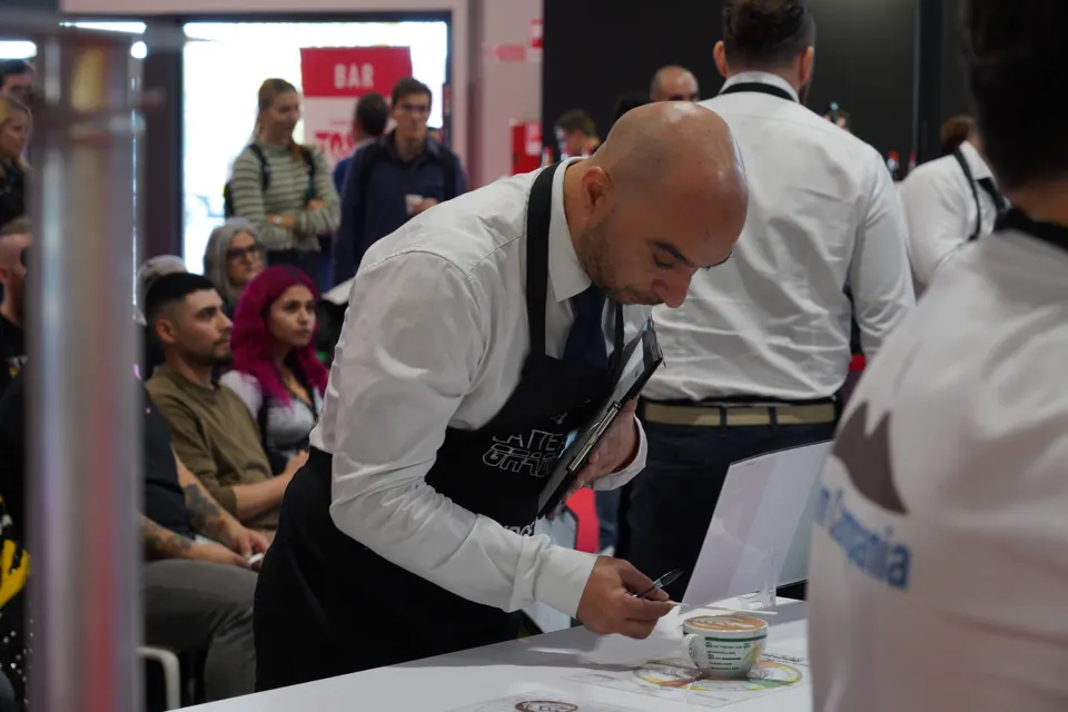 Un barista in gara nella latte art