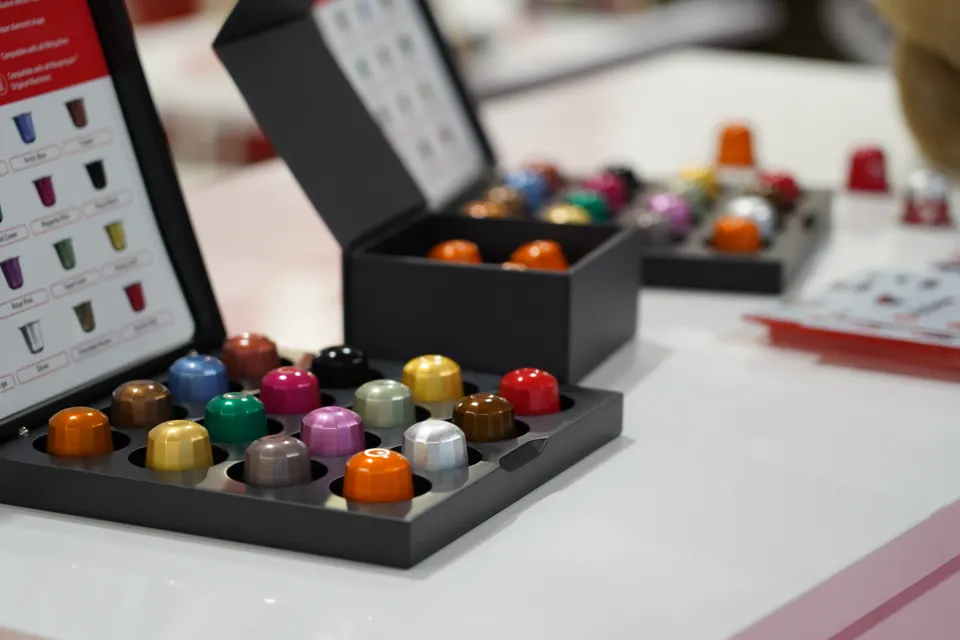 Capsule colorate in esposizione