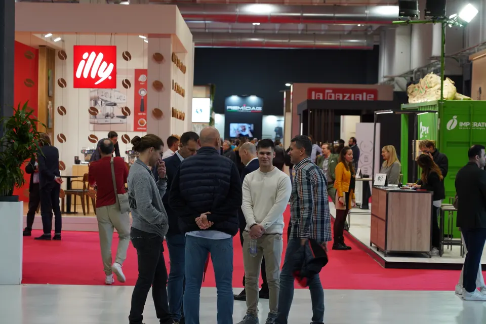 Il corridoio della fiera con la moquette rossa