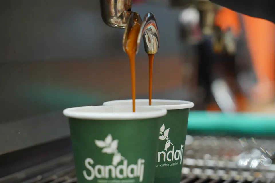 Un espresso che scende nella tazza