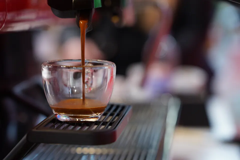 Un espresso che scende nel bicchierino