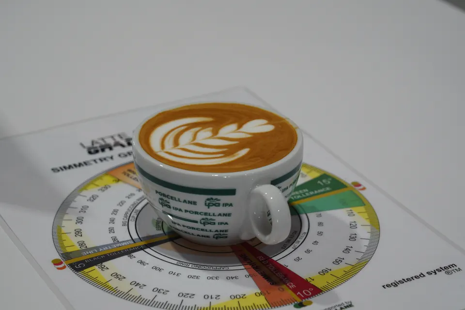 Un cappuccino con la latte art su una scheda di valutazione