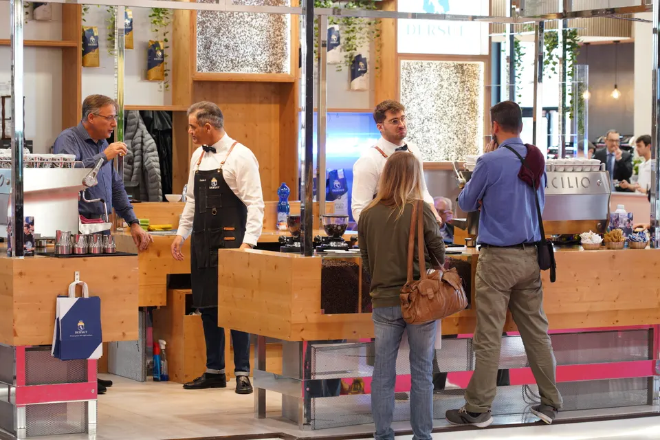 Visitatori al bancone di uno stand