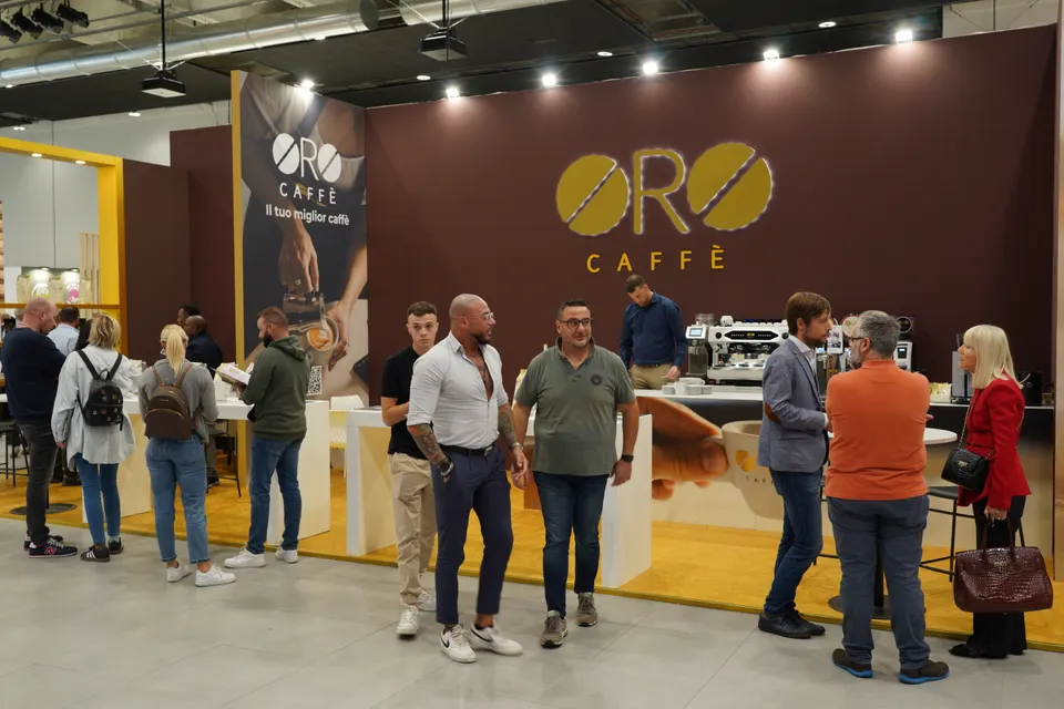 Visitatori davanti a un grande stand
