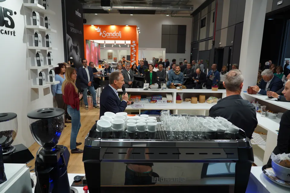 Una macchina per espresso sul banco di uno stand