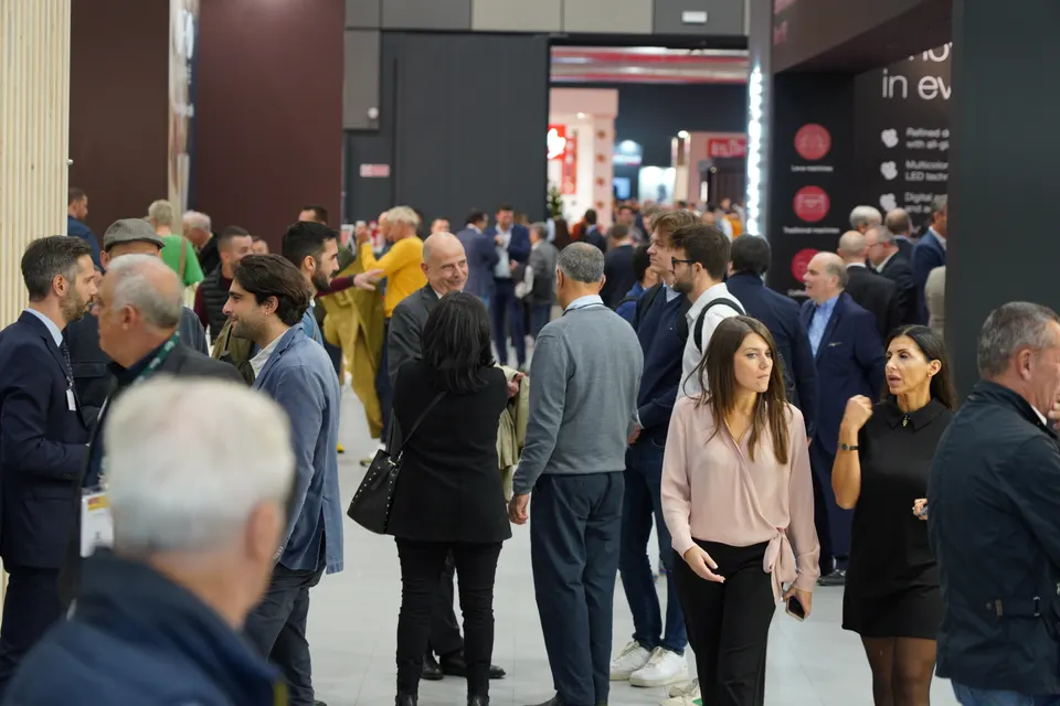 Visitatori in un corridoio fra gli stand