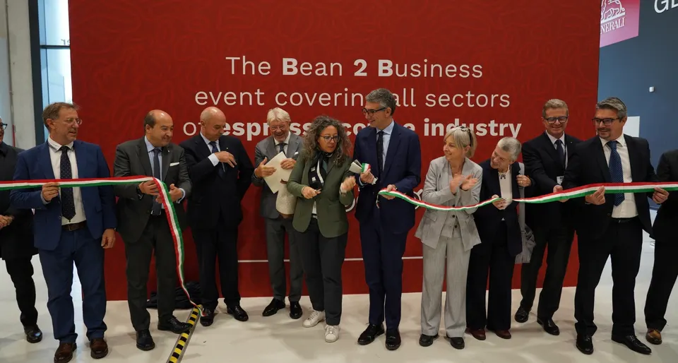 Il taglio del nastro all'inaugurazione